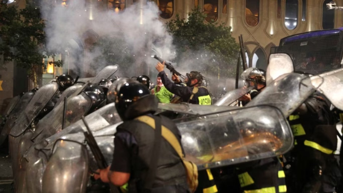 Полиция разгоняет людей с митингов: президент Грузии срочно обратилась к гражданам