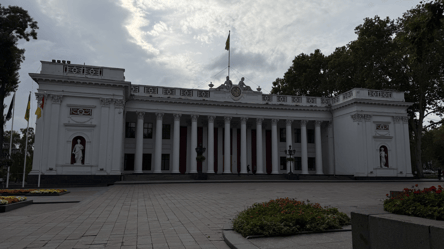 Чиновникам одеської мерії урізали зарплатний фонд — що це означає - 290x166