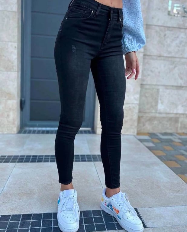 Білі кросівки чудово підходять до джинсів