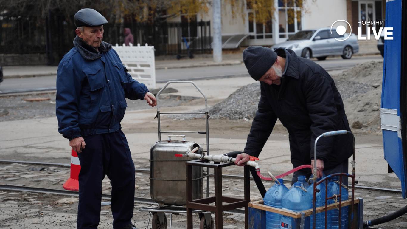 Чоловіки у черзі за водою. Фото: Новини.LIVE/ Юлія Браславська 