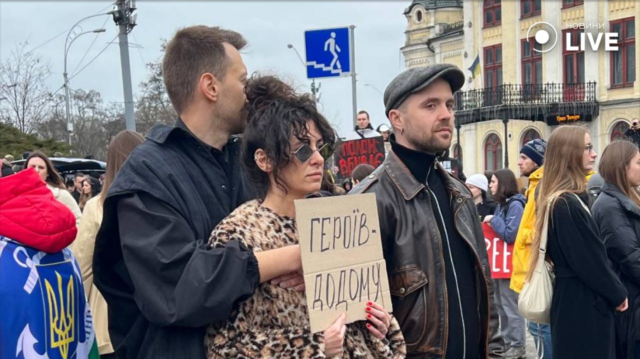 Дорофєєва та Позитив вийшли на акцію підтримку полонених азовців в столиці - фото 3