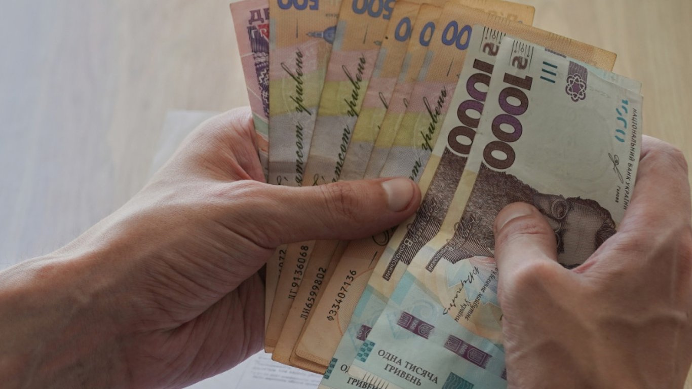 Материальная помощь украинцам — кому и где выплачивают по 3,6 тыс. грн