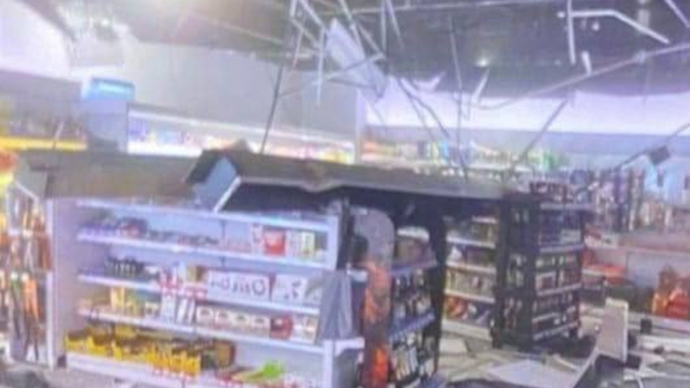 Обстріл Миколаєва: розтрощений супермаркет та одна постраждала