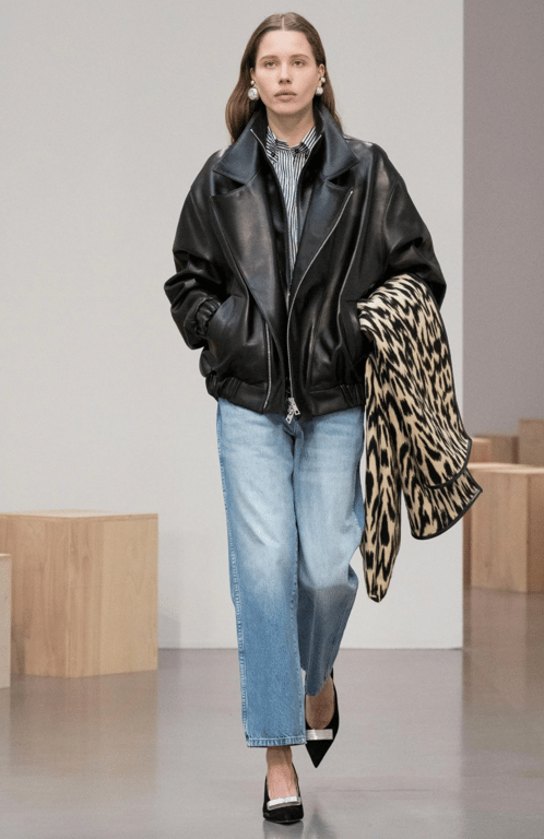 Жіночний варіант образу з джинсами