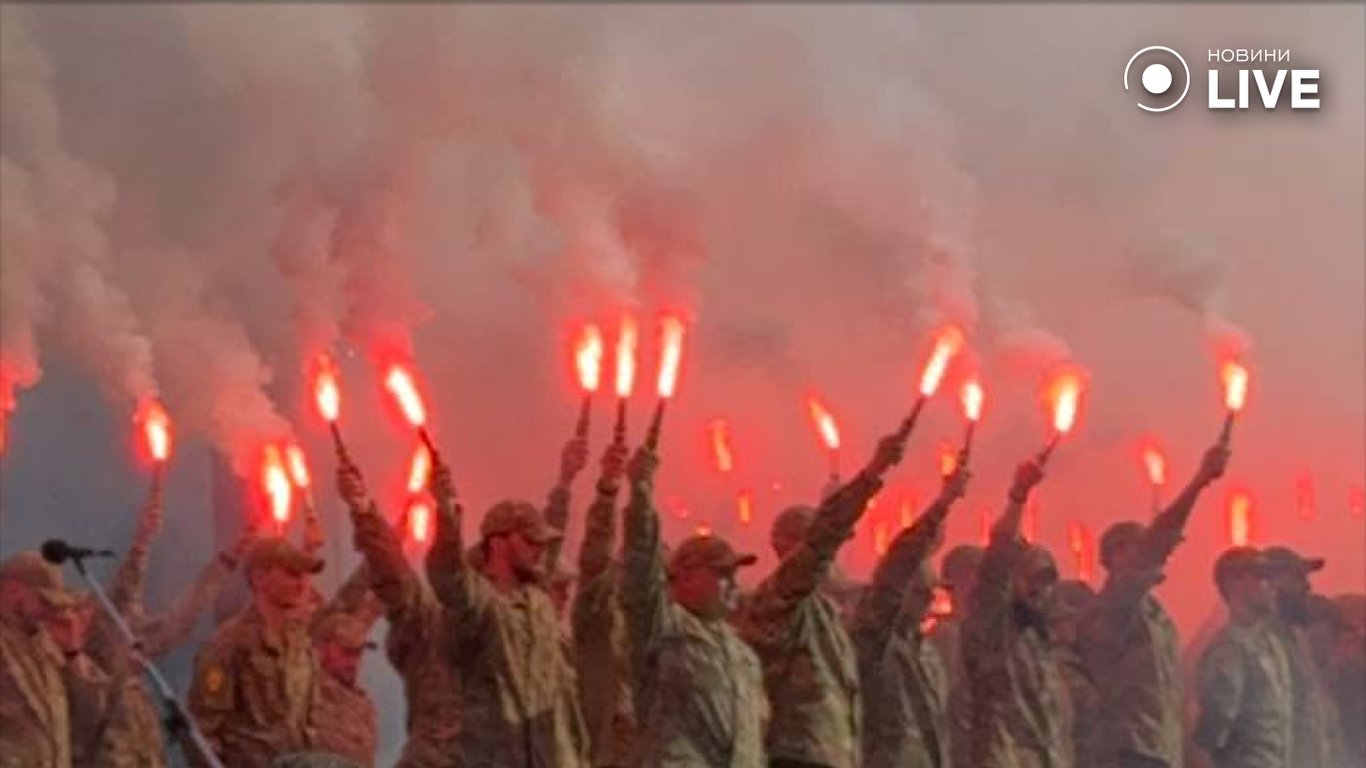 Військові на майдані у другу річницю теракту в Оленівці