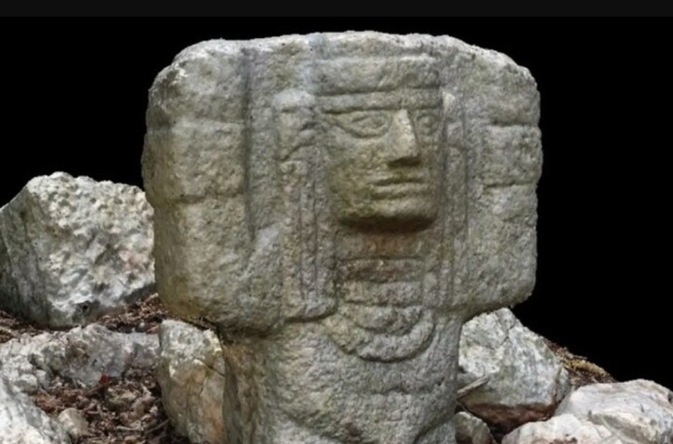 Скульптура, похожая на атланта, которую нашли в Мексике