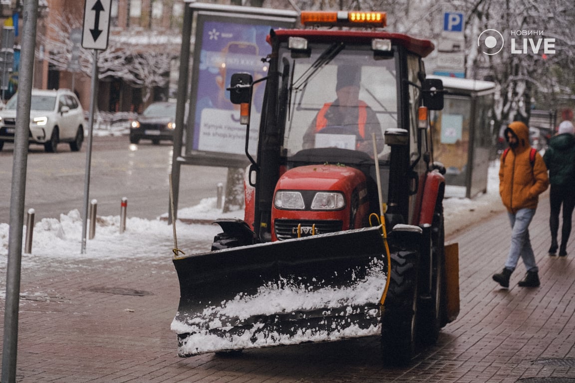 Снігоочисна техніка на вулицях Києва