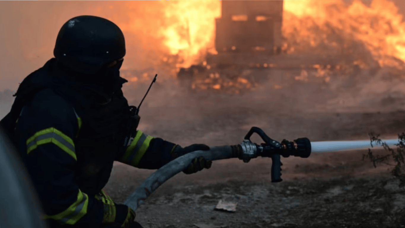 Fire broke out in a high-rise building after an explosion in Kyiv - 250x140