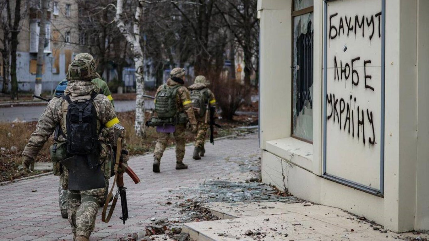 Бои за Бахмут: украинские военные контролируют ключевую трассу в городе