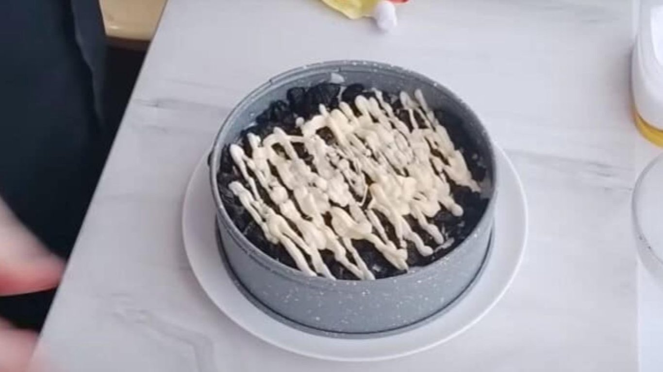 святковий салат з буряком та куркою