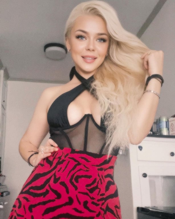 Аліна Гросу похизувалась розкішним декольте у прозорому корсеті - фото 3