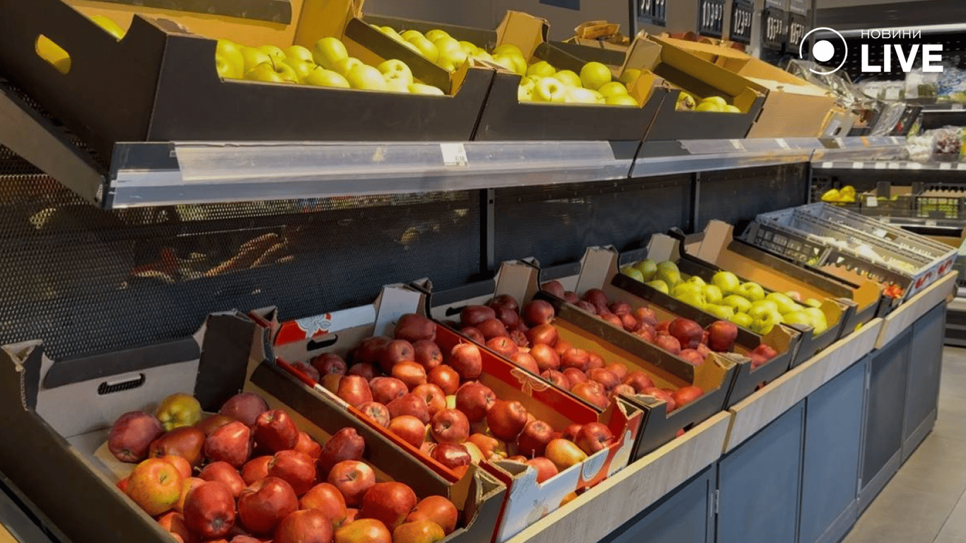 Фрукти на прилавках супермаркету