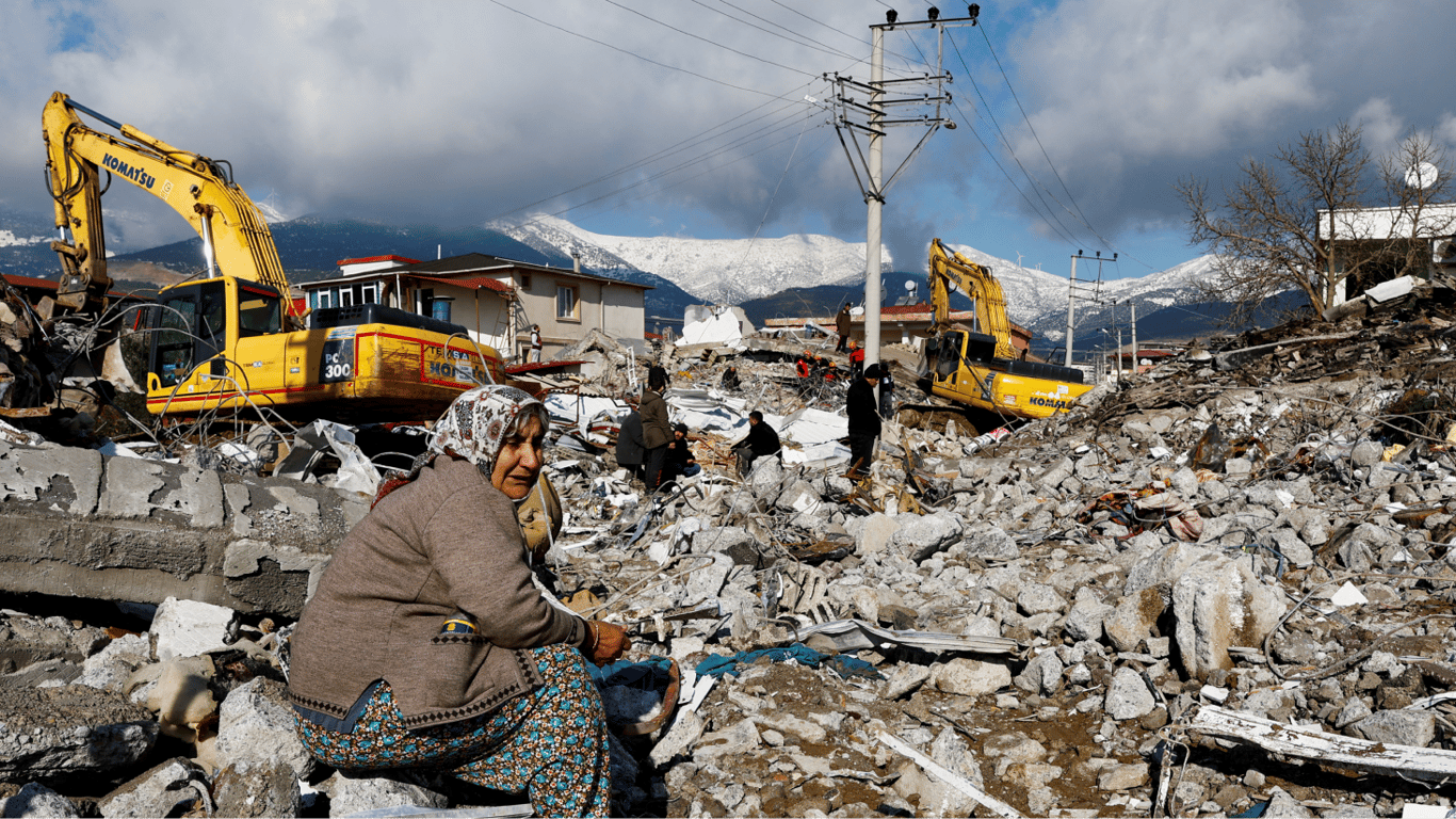 ГСЧС мобилизовала отряд спасателей, которые отправились на помощь в Турцию