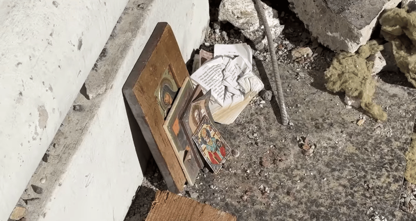 Знайдені вцілілі ікони. Фото: скриншот