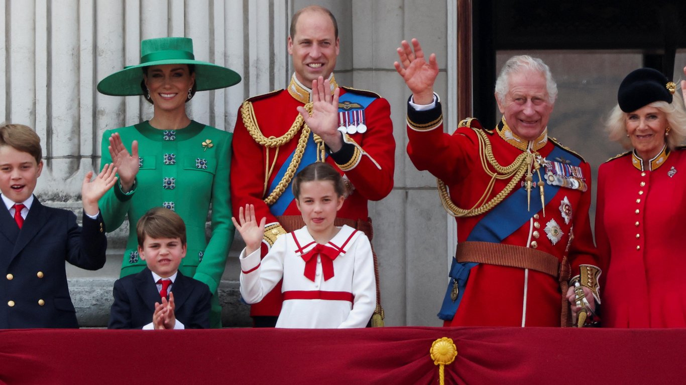 Залишили без пальця — у мережі обговорюють невдалий фотошоп листівки королівської родини