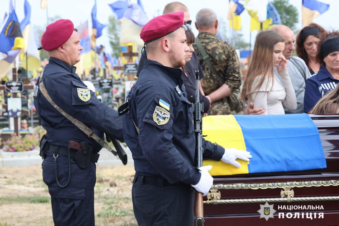 В Харькове простились с полицейским, который получил ранения в результате дроновой атаки - фото 5