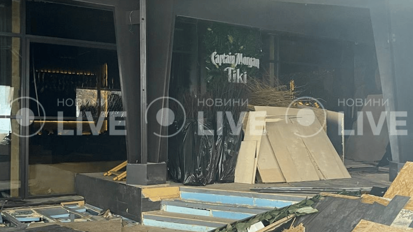 У Києві демонтують терасу ресторану, який "прославився" порушенням комендантської години