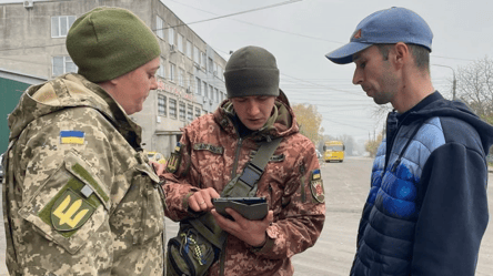Посадовець ТЦК незаконно мобілізував чоловіка — як покарав суд - 285x160