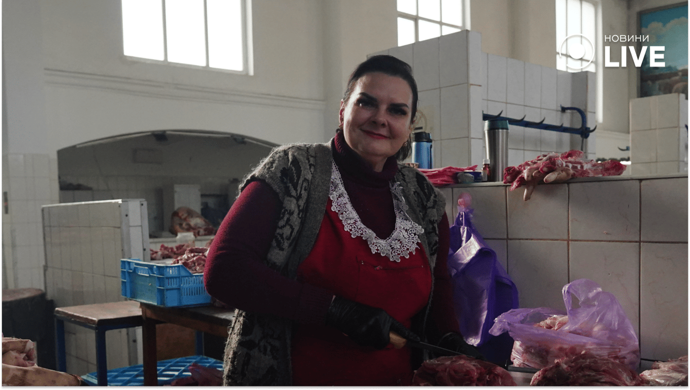 Продавец мяса Елена. Фото: Новости.LIVE/ Юлия Браславская