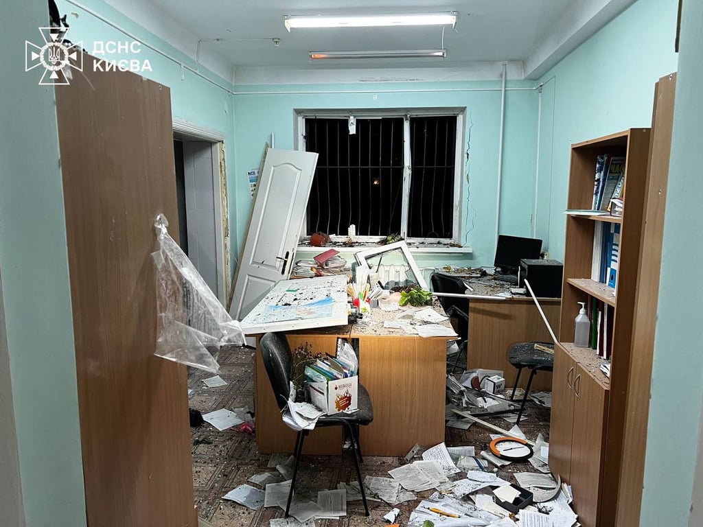 З'явились фото наслідків нічної атаки РФ на Київ - фото 1