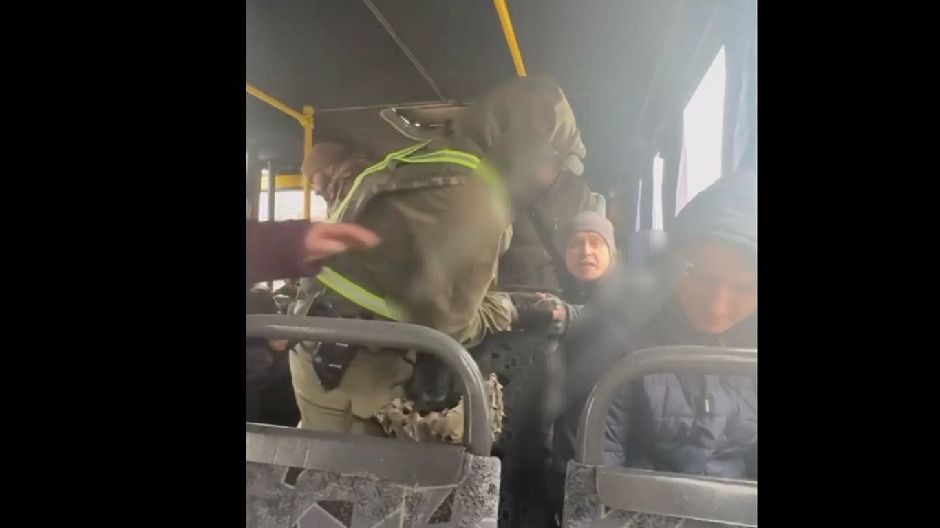 Рейды ТЦК в Одессе — мужчину силой пытались вытащить из транспорта