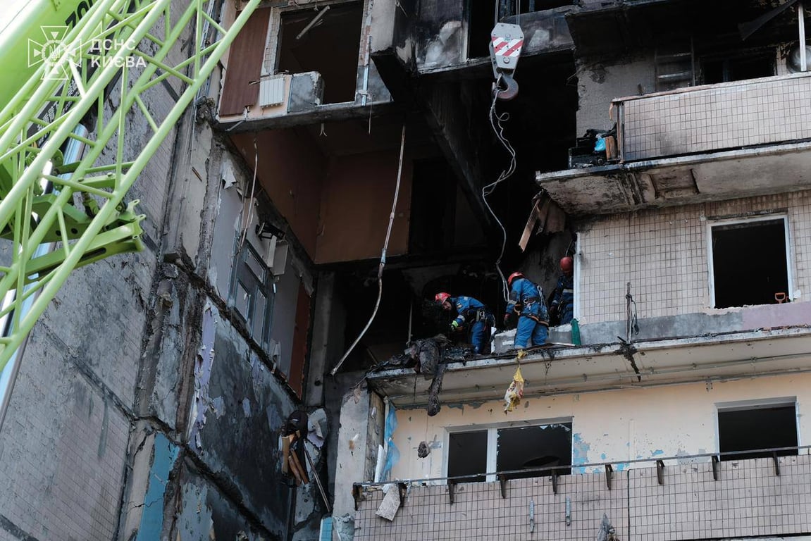 Розбір завClearing the rubble in Kyiv