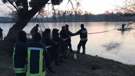 На Київщині правоохоронці врятували дітей, які опинилися посеред замерзлої річки - 285x160