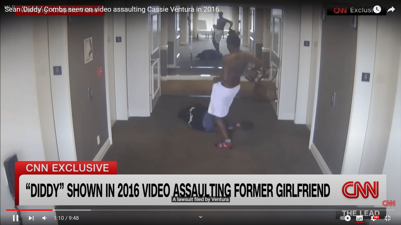 Репер Sean "Diddy" Combs лупцює Кессі Вентуру. Фото: скриншот