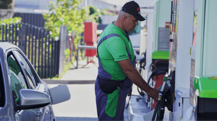 На АЗС оновили ціни на пальне — скільки коштуватиме бензин завтра - 285x160