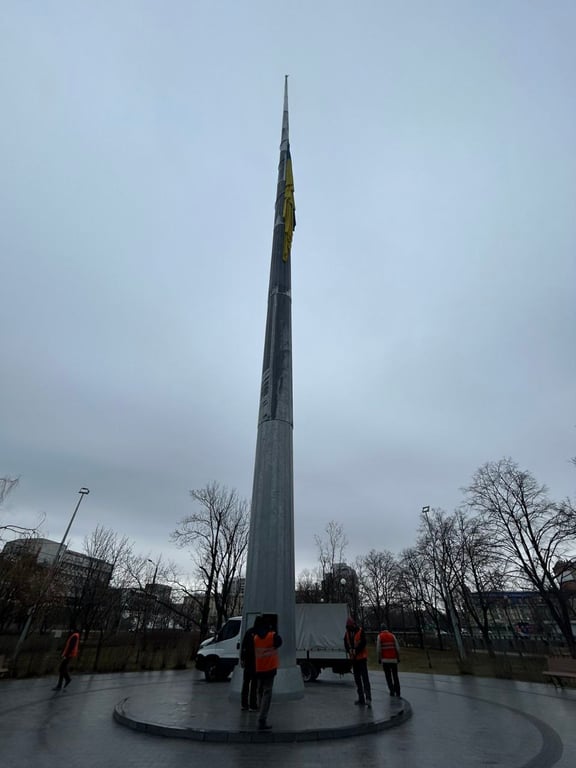 В Харькове приспустили государственный флаг — что произошло - фото 5