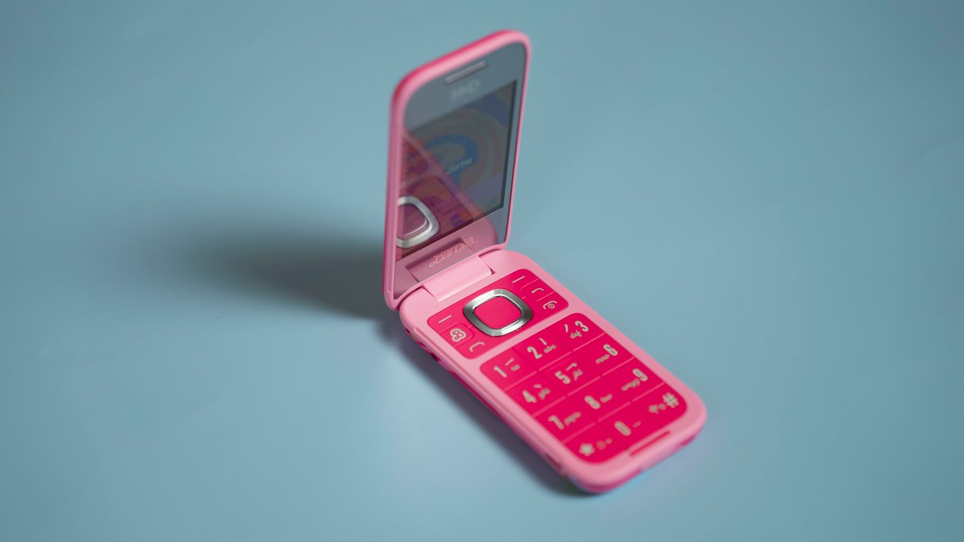 Кнопочный телефон HMD Barbie Phone