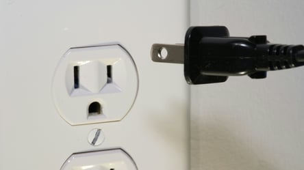 Что запрещено включать в розетку сразу после возвращения света - 285x160