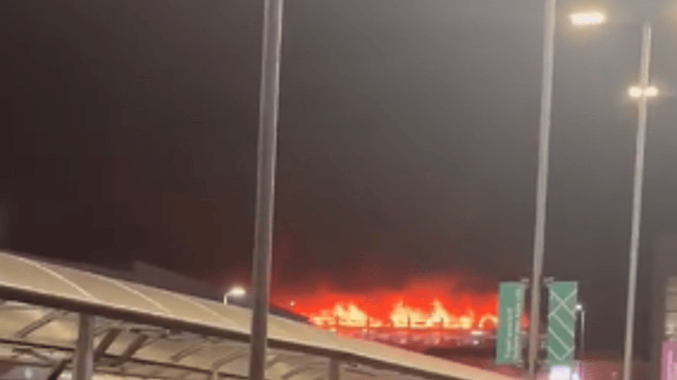 Масштабный пожар в лондонском аэропорту Лутон: подробности
