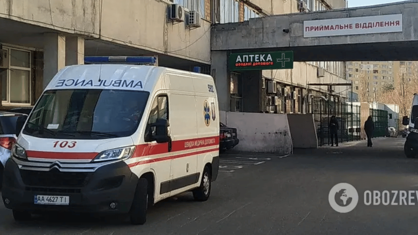 У Києві дитина випала з вікна четвертого поверху лікарні