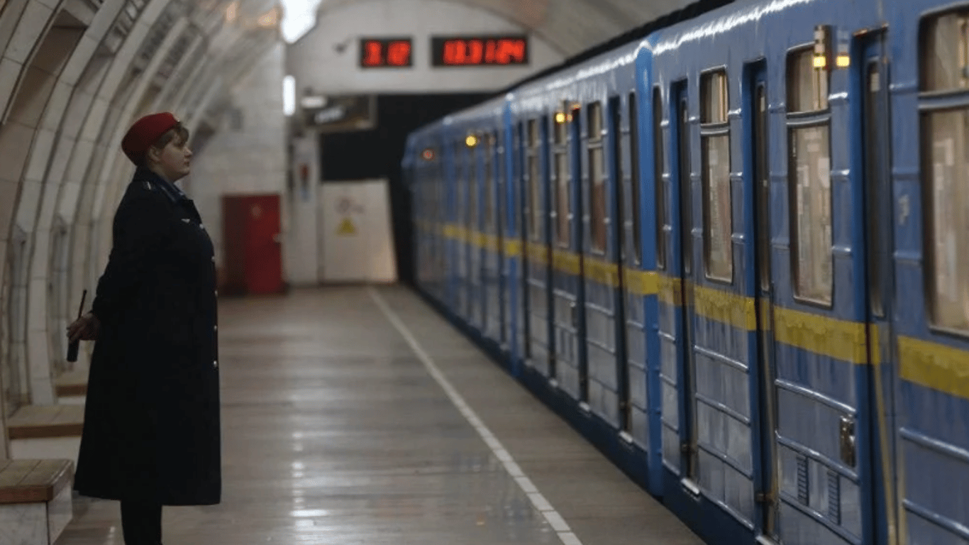 Жінки йдуть працювати у Київське метро
