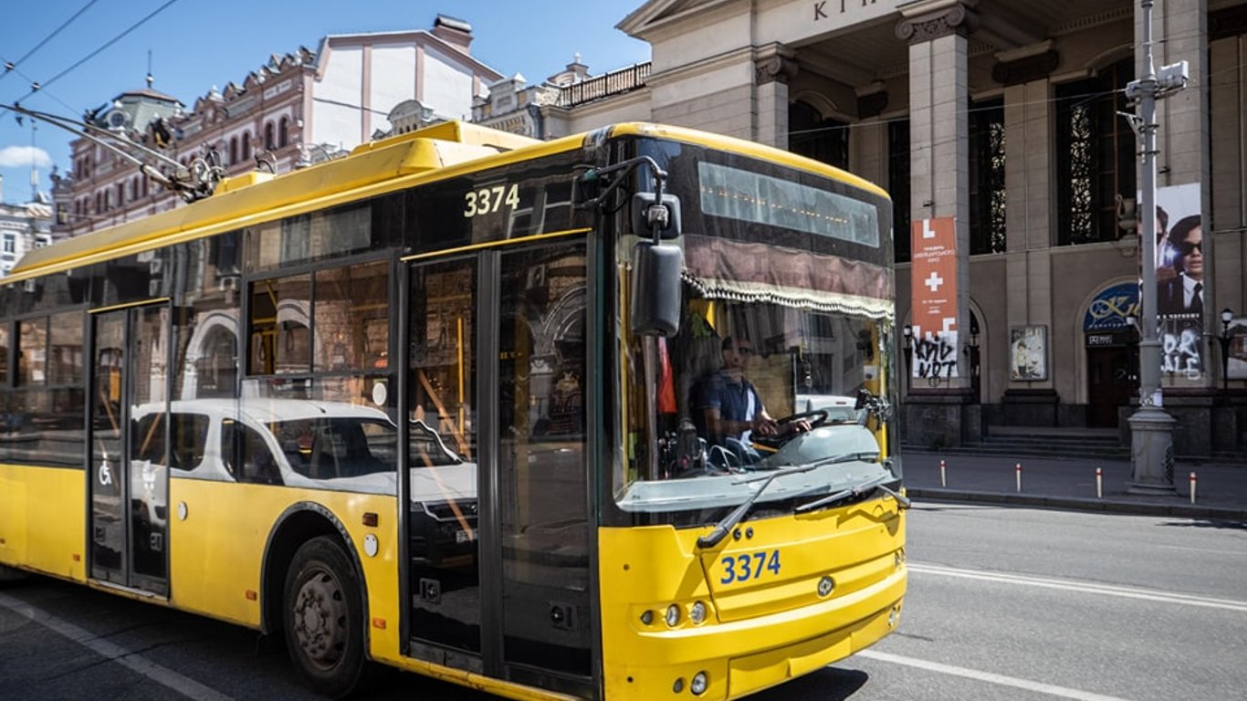В Киеве из-за обстрела временно сменили работу некоторых троллейбусных маршрутов