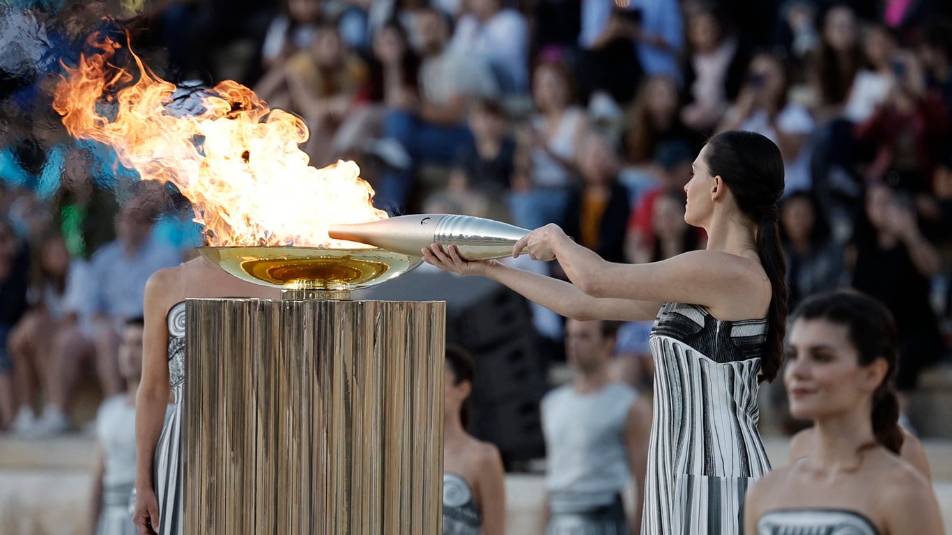 Олімпійський вогонь почав свій шлях до Парижа — в Афінах пройшла церемонія