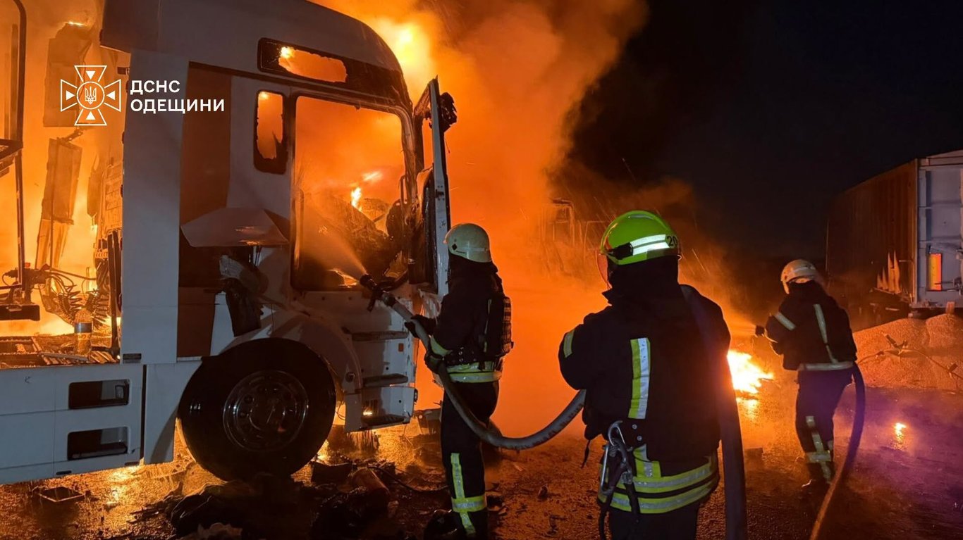 Рятувальники ліквідовують пожежу після удару РФ на Одещині