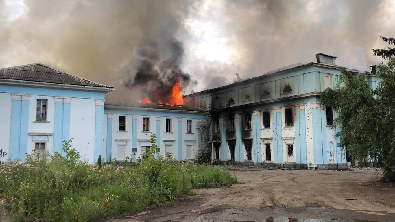 Россияне обстреляли Часов Яр и уничтожили Дворец культуры, где находилась гуманитарная помощь
