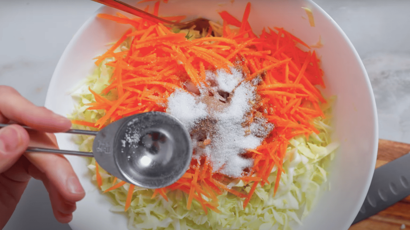 смачний рецепт салата з молодої капусти 