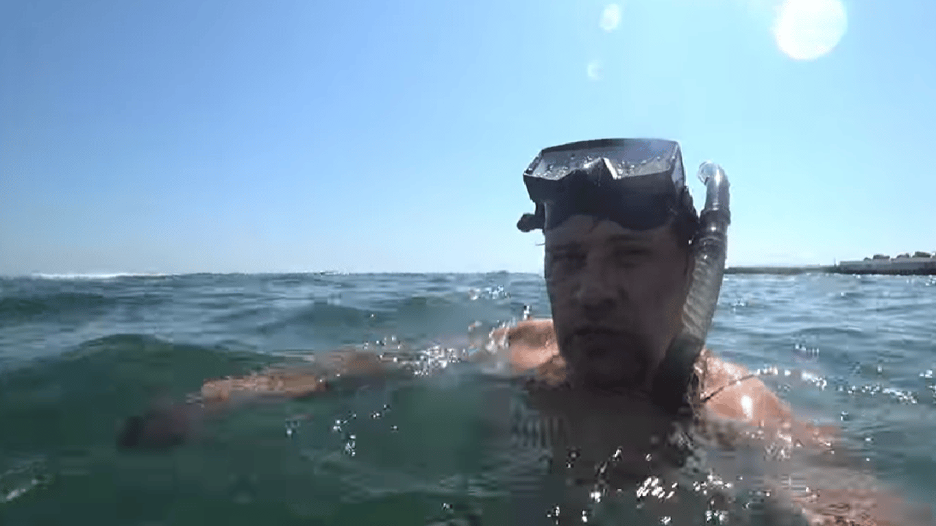 В Одесі екоактивіст перевірив надійність захисної сітки в морі