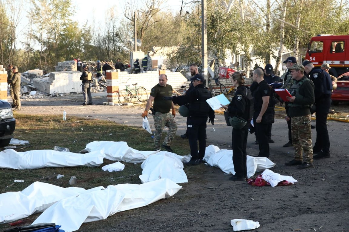 Правоохоронці та жертви на місці обстрілу в Харківській області