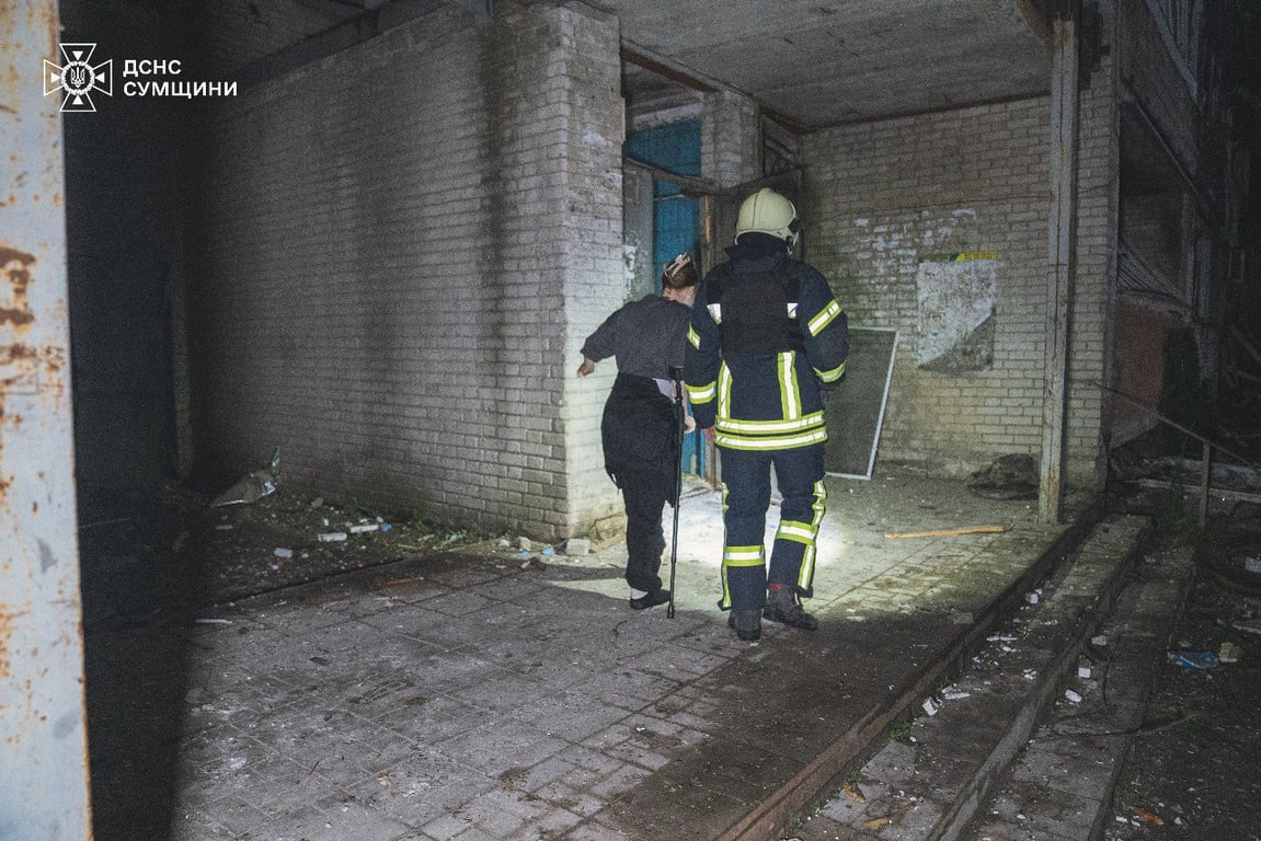  Рятувальники працюють на місці авіаудару в Сумах, евакуюють мешканців та ліквідовують пожежу