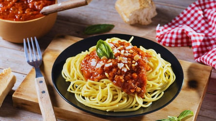 Найпростіший і найшвидший рецепт спагетті з соусом Болоньєзе на вечерю або обід - 285x160