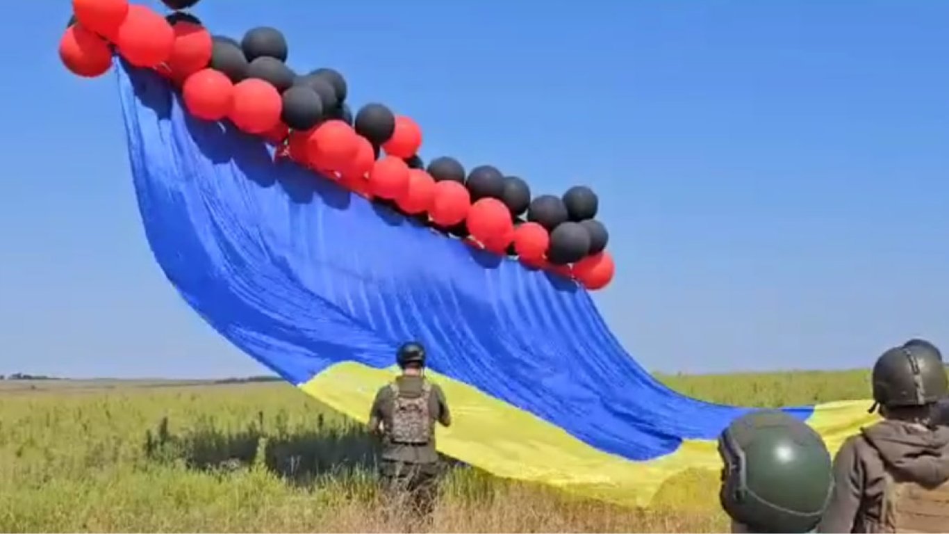 Волонтери у Херсоні підняли в небо прапор України та запустили на окуповану територію