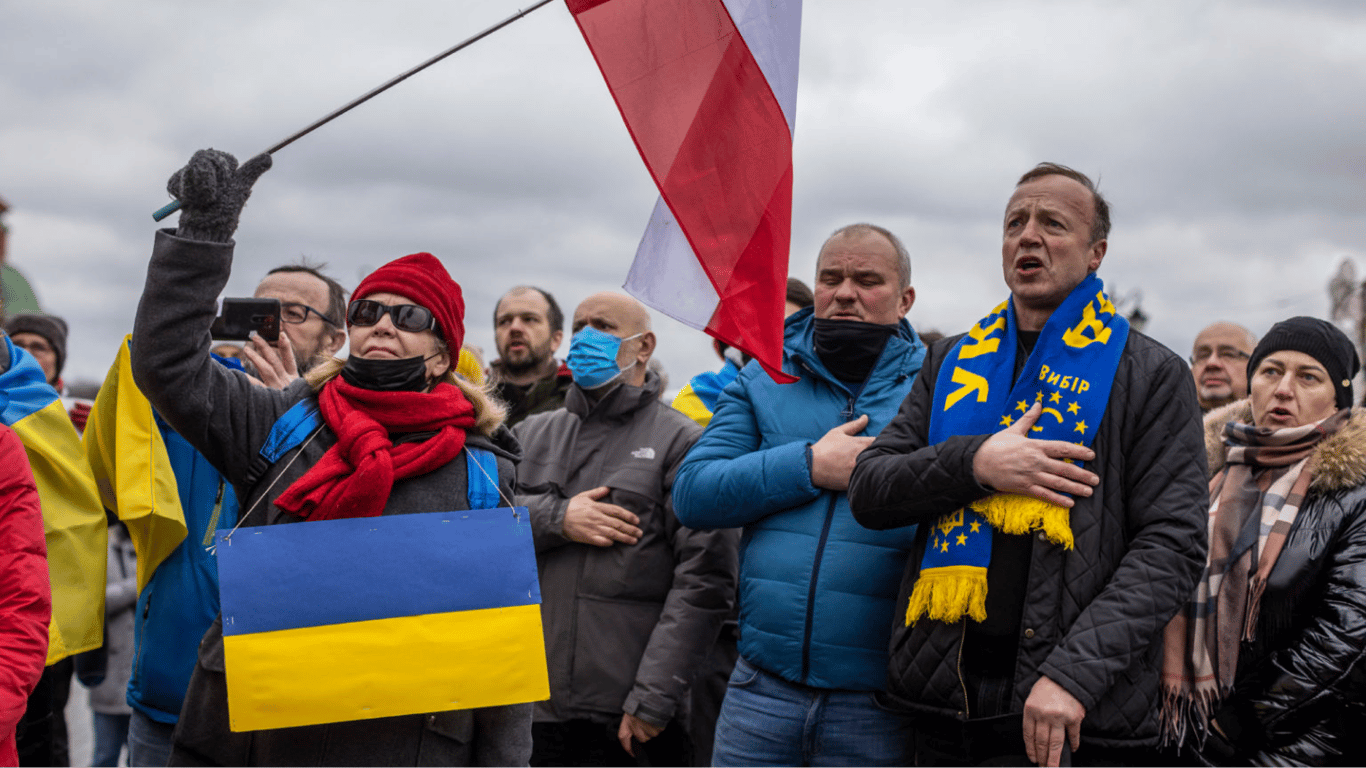 В Польщі провели опитування щодо ставлення до українських біженців та війни