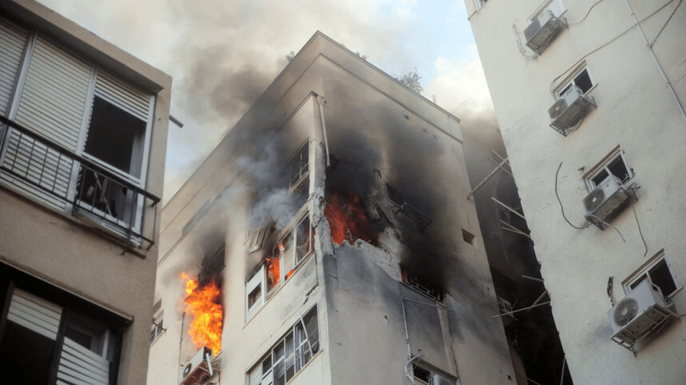 ХАМАС атакував Тель-Авів — ракета влучила у багатоповерховий будинок