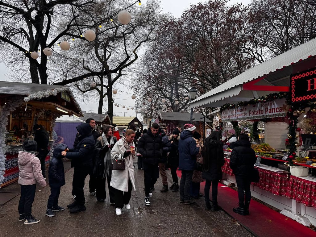 Люди на Різдвяний ярмарок у Будапешті