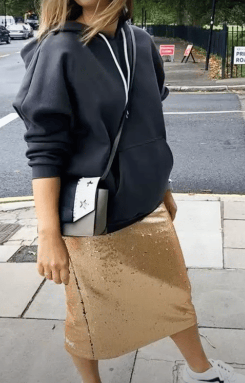 Худі можна доповнити навіть спідницею