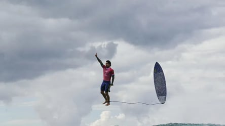 Зависнув у повітрі — фото бразильського серфінгіста на Олімпіаді стало вірусним - 290x166